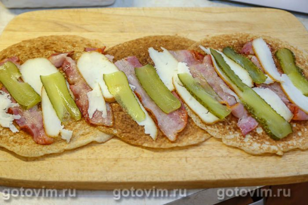 Блинные рулеты с беконом, копченым сыром и солеными огурцами