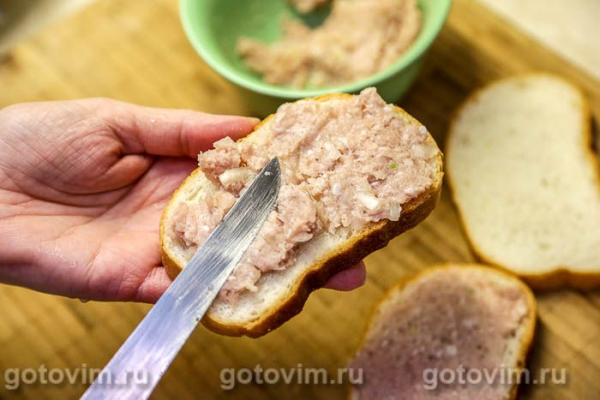 Горячие бутерброды с фаршем на сковороде
