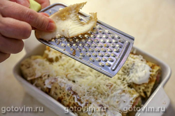 Блинные рулеты с беконом, копченым сыром и солеными огурцами