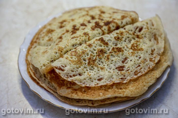 Блинные рулеты с беконом, копченым сыром и солеными огурцами