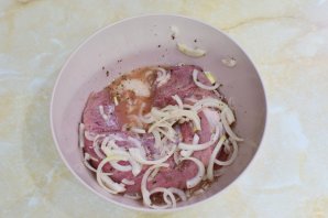 Свиная вырезка с яблоками и корицей