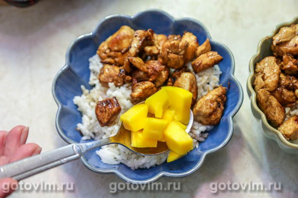 Поке с курицей, манго и авокадо