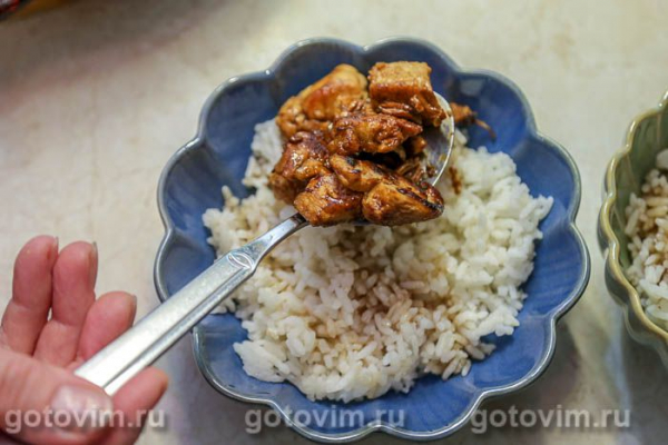 Поке с курицей, манго и авокадо