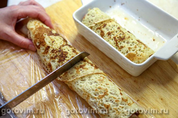 Блинные рулеты с беконом, копченым сыром и солеными огурцами
