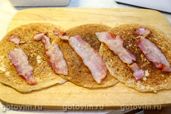 Блинные рулеты с беконом, копченым сыром и солеными огурцами