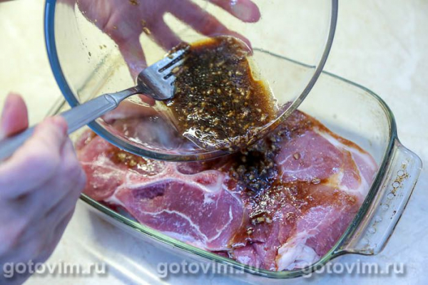 Свинина, запеченная в маринаде из соевого соуса и кунжутного масла
