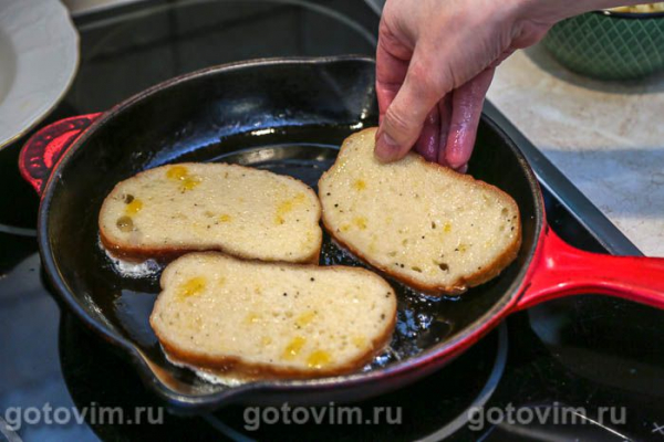 Горячие бутерброды с фаршем на сковороде