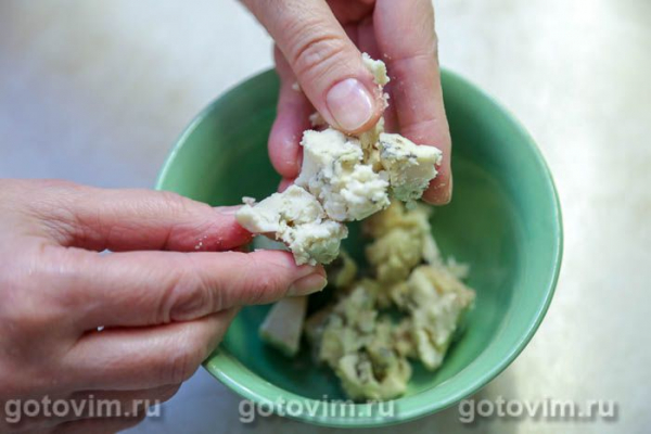 Куриные бедра с сырным соусом горгонзола и грецкими орехами