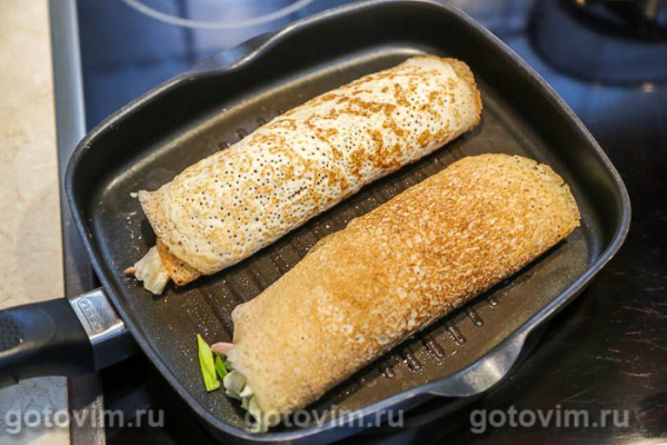 Шаурма в блине с курицей и овощами