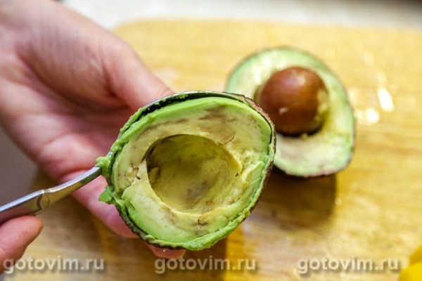 Поке с курицей, манго и авокадо
