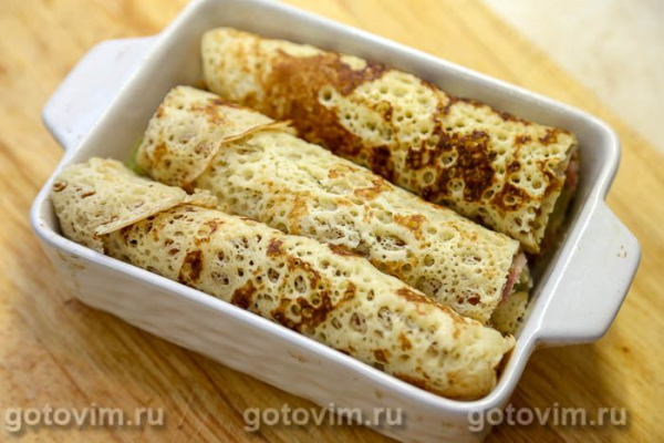 Блинные рулеты с беконом, копченым сыром и солеными огурцами