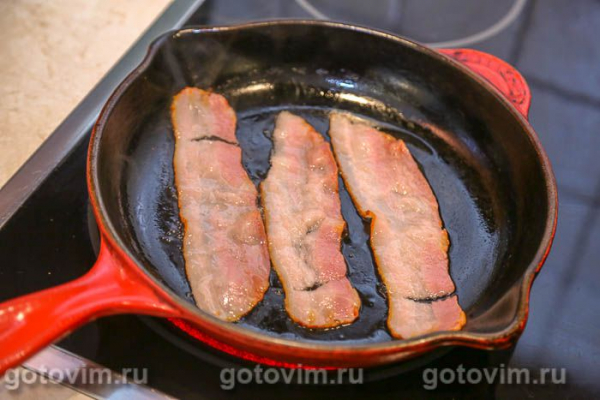 Блинные рулеты с беконом, копченым сыром и солеными огурцами