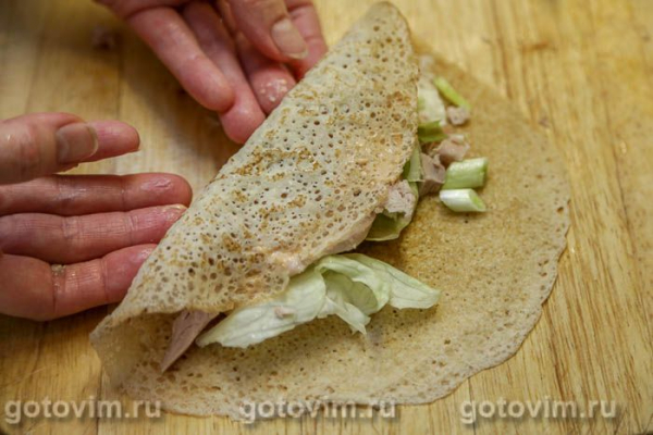 Шаурма в блине с курицей и овощами