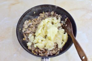 Жареные пирожки на кефире с картошкой и грибами