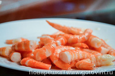Сочные креветки с чесночным маслом, белым вином и травами