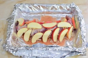 Свиная вырезка с яблоками и корицей