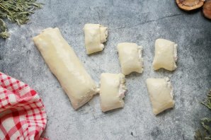 Булочки из слоеного теста с творогом и яблоком