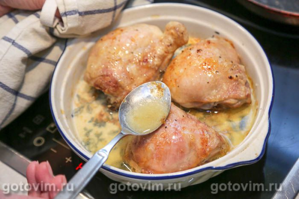 Куриные бедра с сырным соусом горгонзола и грецкими орехами