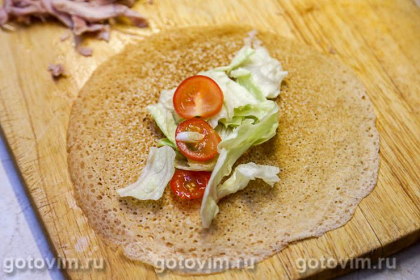 Шаурма в блине с курицей и овощами