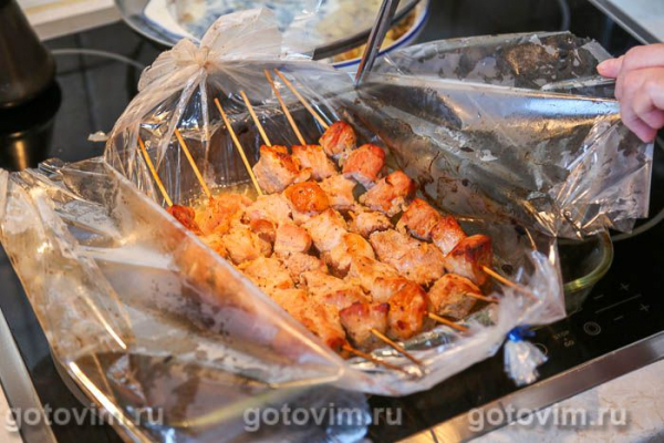 Мясо на шпажках в духовке, запеченное в рукаве