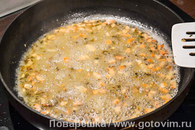 Сочные креветки с чесночным маслом, белым вином и травами