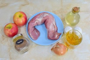 Свиная вырезка с яблоками и корицей
