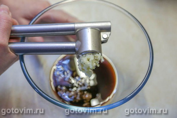 Свинина, запеченная в маринаде из соевого соуса и кунжутного масла