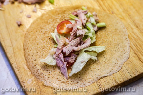 Шаурма в блине с курицей и овощами
