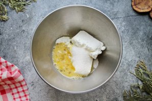 Булочки из слоеного теста с творогом и яблоком