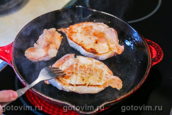 Свиные отбивные, запеченные с помидорами, моццарелой и лимоном