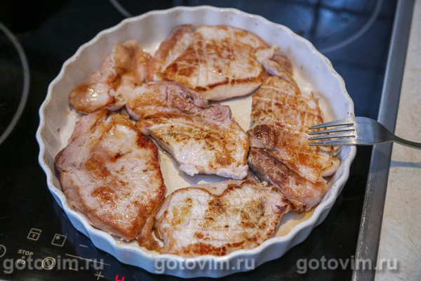Свиные отбивные, запеченные с помидорами, моццарелой и лимоном