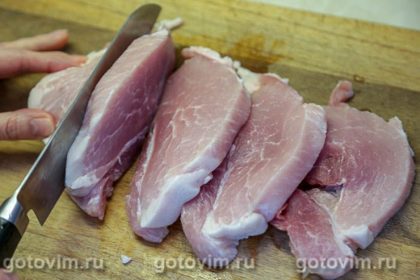 Свиные отбивные, запеченные с помидорами, моццарелой и лимоном