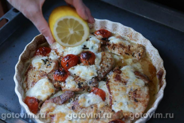 Свиные отбивные, запеченные с помидорами, моццарелой и лимоном