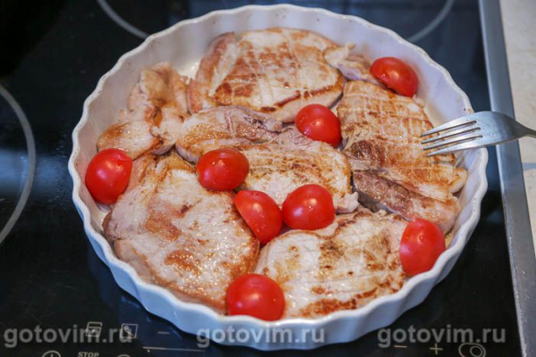 Свиные отбивные, запеченные с помидорами, моццарелой и лимоном