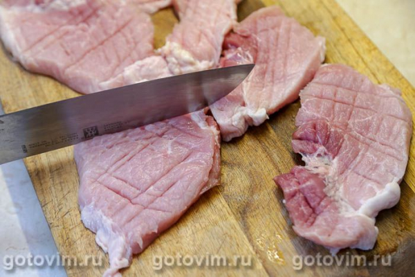Свиные отбивные, запеченные с помидорами, моццарелой и лимоном