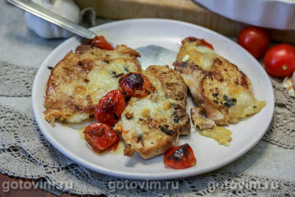 Свиные отбивные, запеченные с помидорами, моццарелой и лимоном
