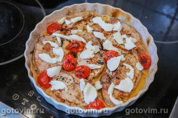 Свиные отбивные, запеченные с помидорами, моццарелой и лимоном
