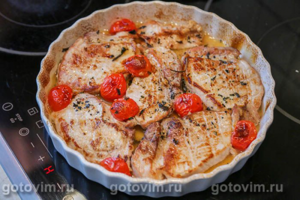 Свиные отбивные, запеченные с помидорами, моццарелой и лимоном