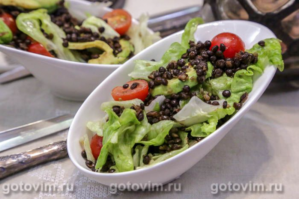Салат из черной чечевицы с авокадо, помидорами и зеленью