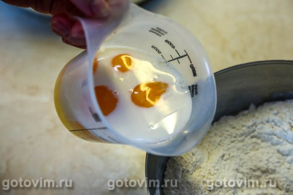 Кулич с начинкой крем-манго, белого шоколада и сливок 