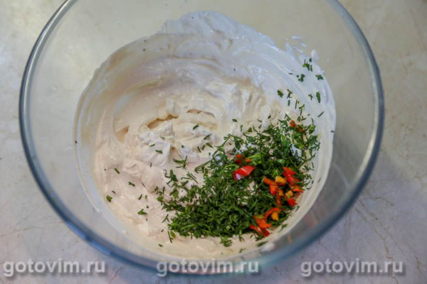Отбивные из свиной шейки с соусом из феты и чили