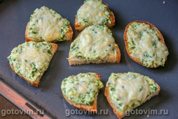 Горячие бутерброды с яйцом, черемшой и сыром
