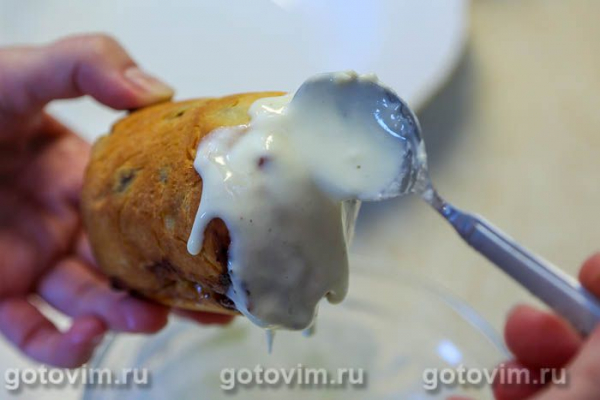 Кулич с изюмом и шоколадной начинкой