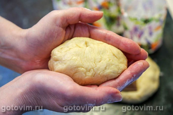 Кулич с изюмом и шоколадной начинкой