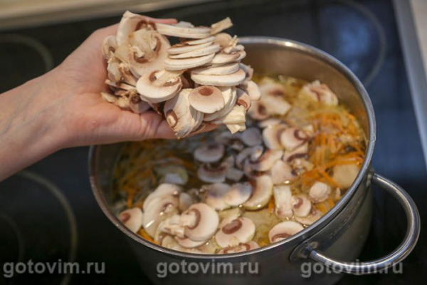 Суп куриный с грибами, перцем чили и яичной болтушкой