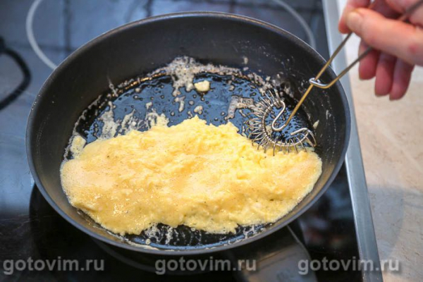 Круассан-сэндвич с ветчиной и яичницей