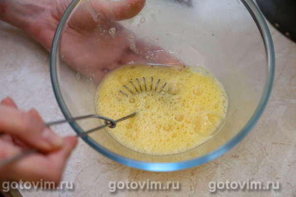 Круассан-сэндвич с ветчиной и яичницей