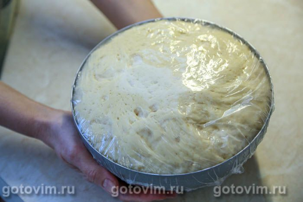 Кулич с начинкой крем-манго, белого шоколада и сливок 