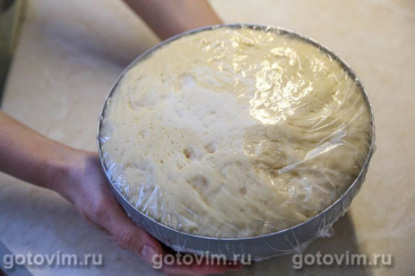 Кулич с изюмом и шоколадной начинкой