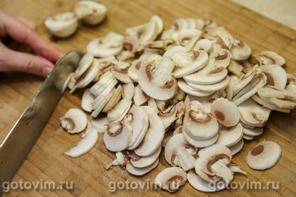 Суп куриный с грибами, перцем чили и яичной болтушкой